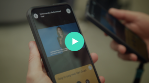 Mobiel in hand met daarom de video tour in NGT van het van gogh museum