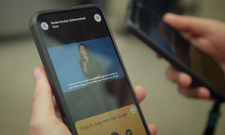 Mobiel in hand met daarom de video tour in NGT van het van gogh museum