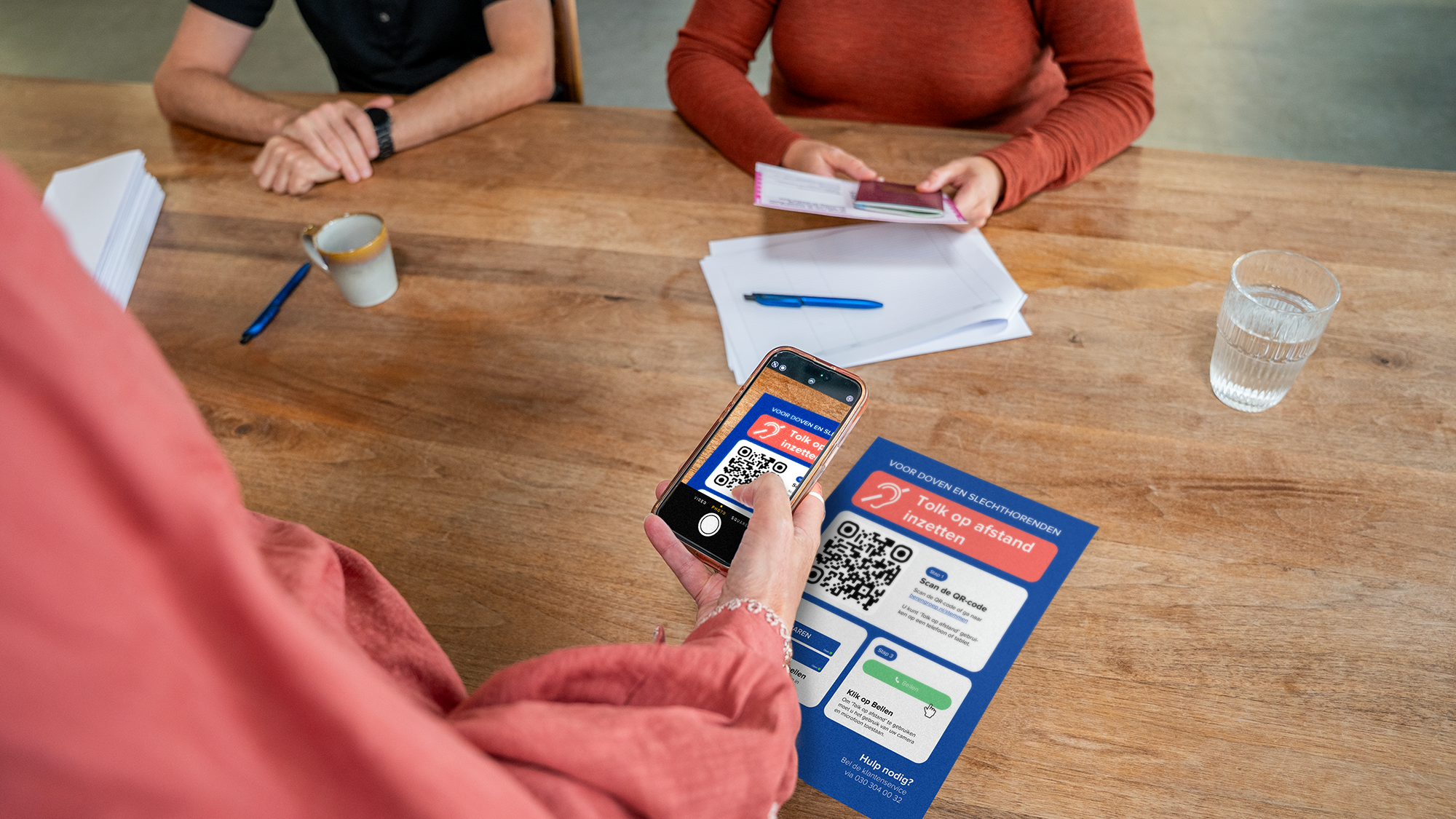 Telefoon scant een QR-code van een poster.