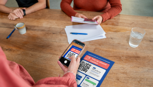 Telefoon scant een QR-code van een poster.