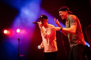 Finse dove rapper Signmark op het podium
