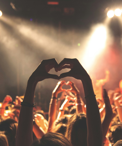 twee handen maken hart gebaar op festival