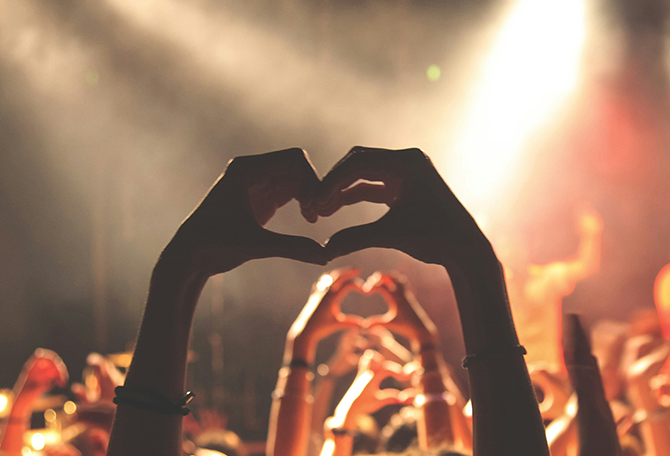 twee handen maken hart gebaar op festival
