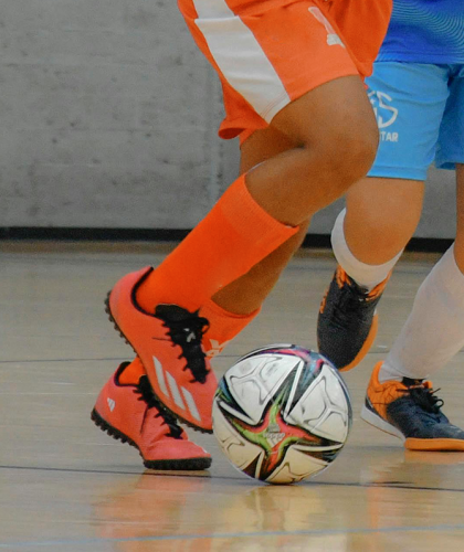 Twee mensen die zaalvoetbal spelen