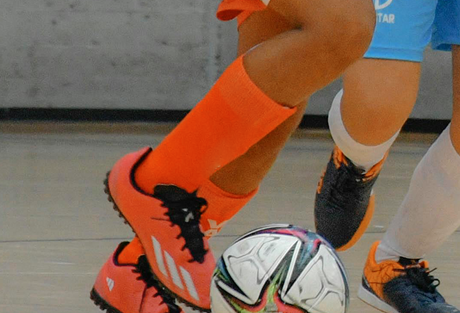 Twee mensen die zaalvoetbal spelen