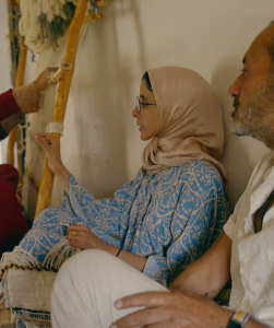 Vrouw met hoofddoek maakt gebaar, man kijkt naar vrouw