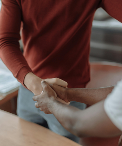 Twee mensen die handen schudden