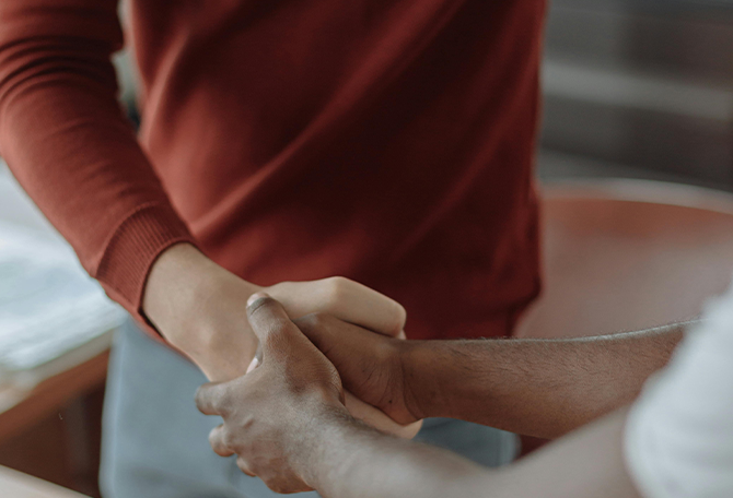 Twee mensen die handen schudden