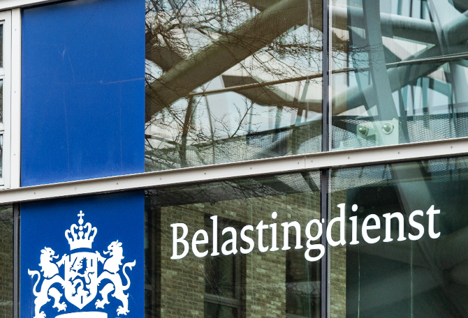 Voorkant van kantoor gebouw met belastingdienst logo