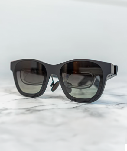 ondertitelbril met zwarte camera erin verwerkt