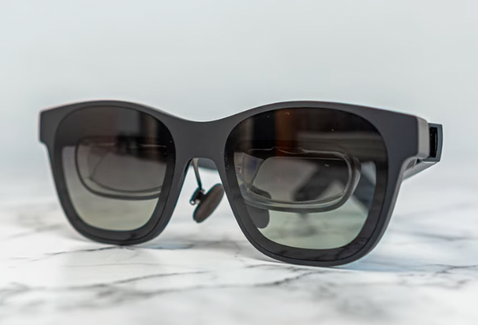 ondertitelbril met zwarte camera erin verwerkt