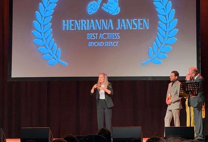 Henrianne op podium bij deaffest