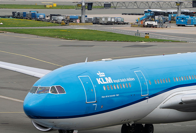 KLM vliegtuig dat rijd op een landingsbaan