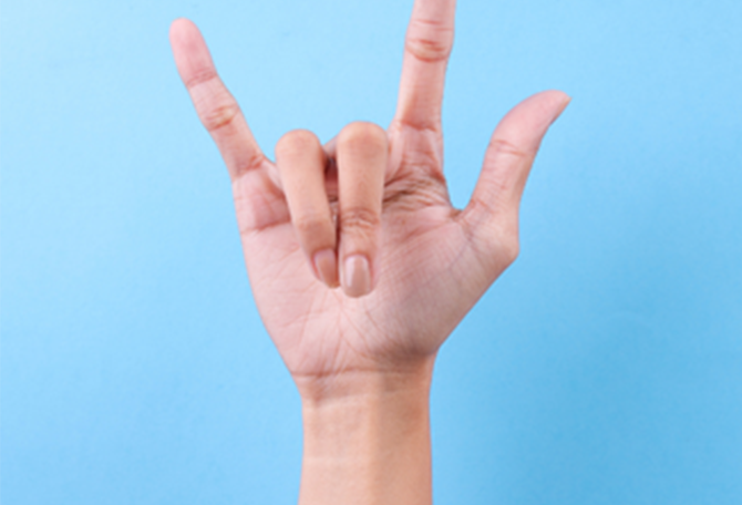 Hand maakt "i love you" gebaar