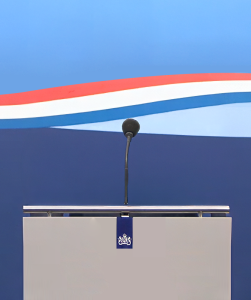 Persconferentie zaal met microfoon
