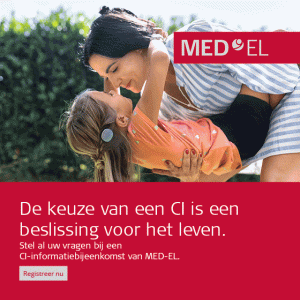 Moeder omhelst dochter met CI