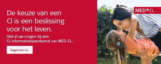 Moeder omhelst dochter met CI. Daarnaast tekst over informatiebijeenkomst MED-EL