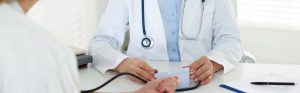 Dokter die medische apparatuur vasthoud