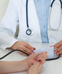 Dokter die medische apparatuur vasthoud