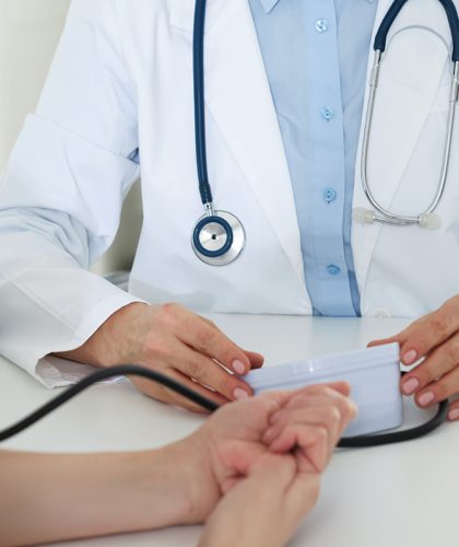 Dokter die medische apparatuur vasthoud