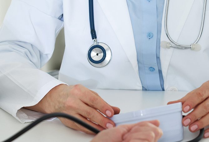 Dokter die medische apparatuur vasthoud