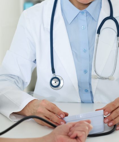 Dokter die medische apparatuur vasthoud
