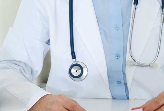 Dokter die medische apparatuur vasthoud
