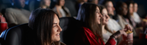 meerdere mensen zitten in bioscoop zaal