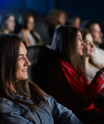 meerdere mensen zitten in bioscoop zaal