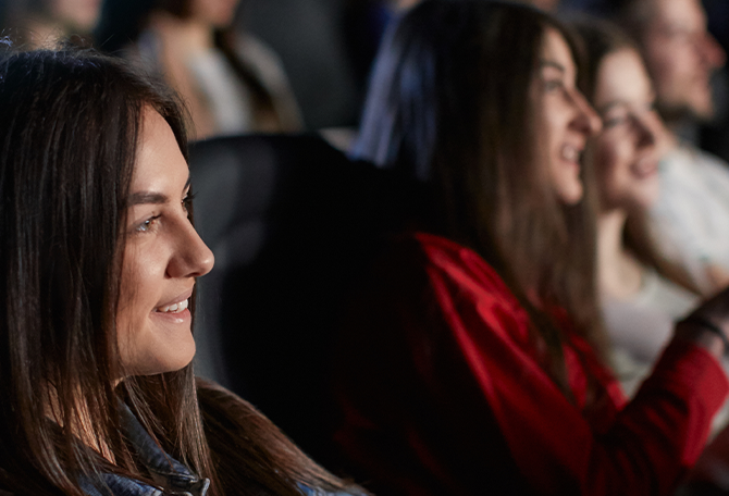 meerdere mensen zitten in bioscoop zaal