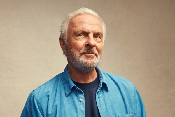 Foto van Huub Stapel in blauwe blouse