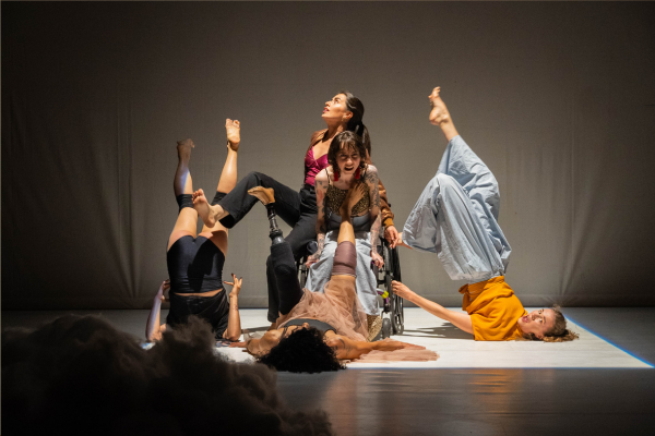 Vijf dansers, 1 in een rolstoel, vier ligend eromheen