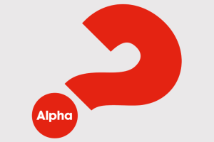Logo alpha houten: een rode vraagteken met alpha in de punt geschreven